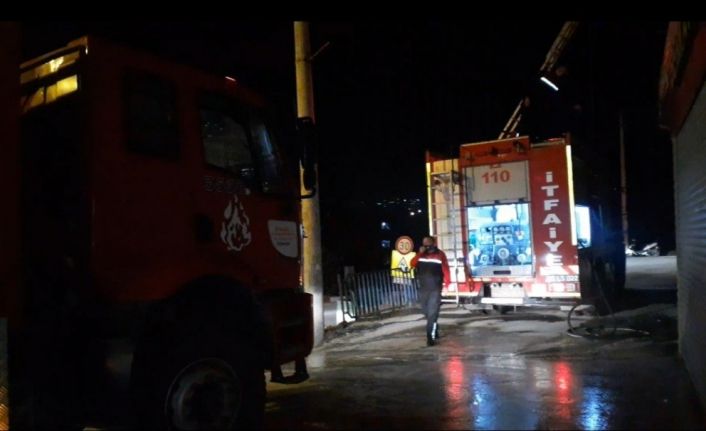 İki itfaiye eri yanan evden kurtardıkları adamın hastanede dahi başından ayrılmadı