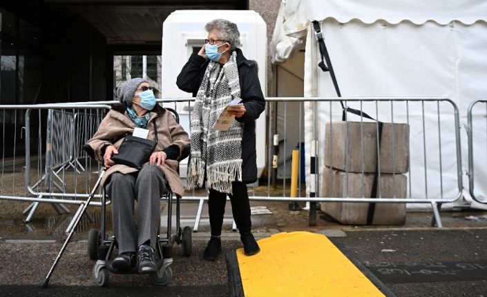 İngiltere’de son 24 saatte Covid-19’a bağlı bin 239 can kaybı