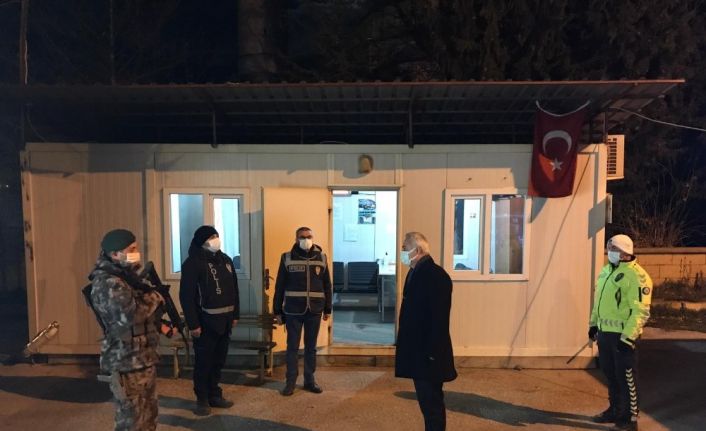 Isparta Valisi Seymenoğlu, yeni yıla görev başındaki kamu personelleriyle birlikte girdi