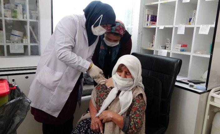 Isparta’da huzurevi ve yaşlı bakım merkezlerinde kalanlar ile personelleri aşılandı