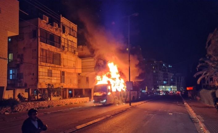 İsrail’de Covid-19 tedbirlerine karşı çıkan Haredi Yahudileri otobüsü ateşe verdi