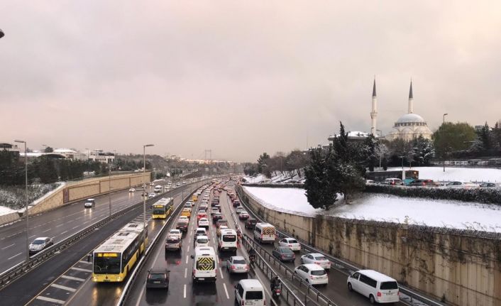 İstanbul’da 56 saatlik kısıtlama sonrası 15 Temmuz Şehitler Köprüsü’nde trafik yoğunluğu