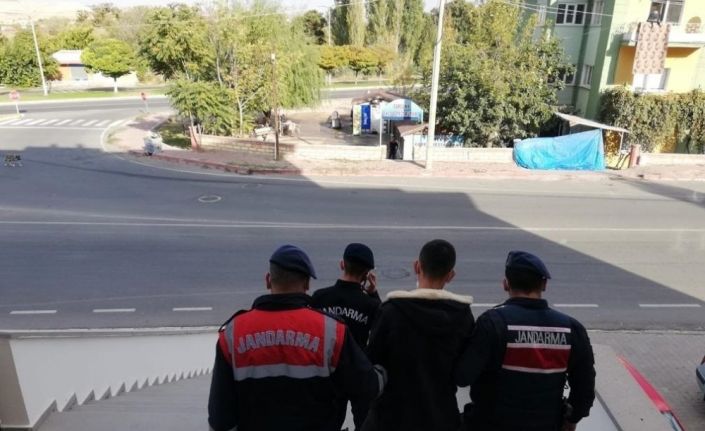 Jandarma, 4 yıl 2 ay kesinleşmiş hapis cezası ile aranan şahsı yakaladı