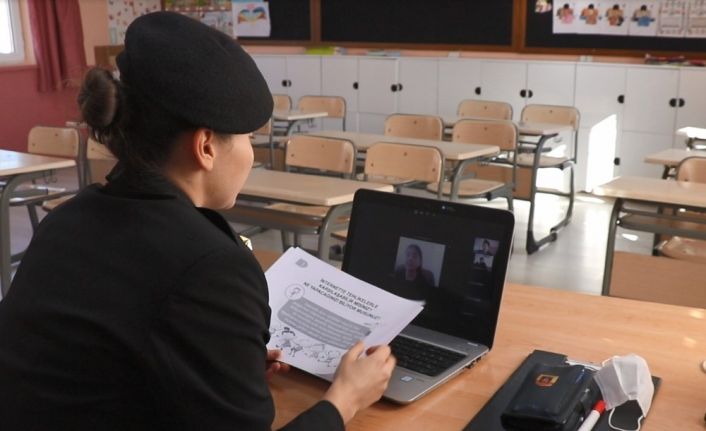 Jandarma EBA üzerinden öğrencilere ‘Korona virüs sürecinde güvenli internet kullanımı’ eğitimi verdi