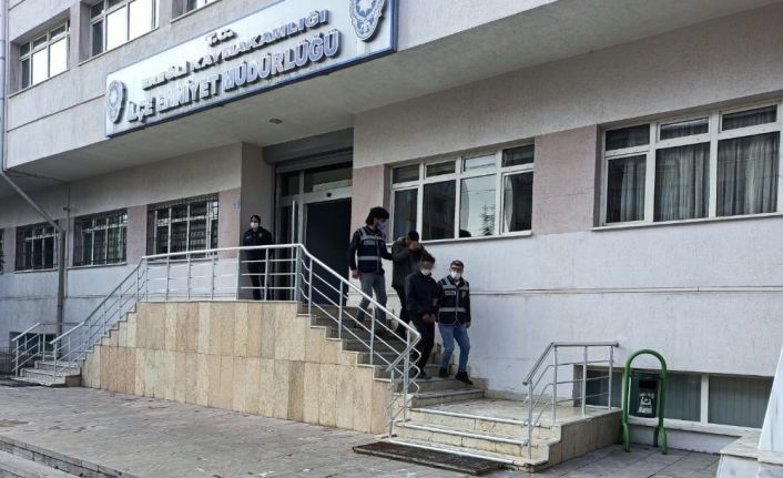 Kablo hırsızlığı şüphelileri polisten kaçamadı