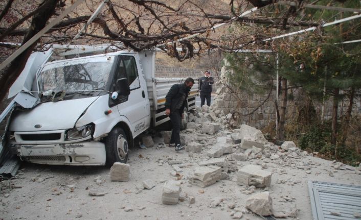 Kafa kafaya çarpışan kamyonet ve otomobil garaj kapısını ve duvarlarını yıkıp eve girdi