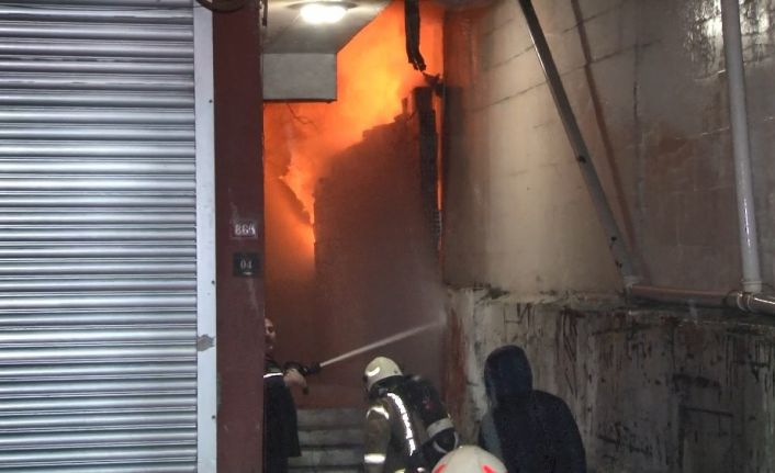 Kağıthane’de oto yıkama merkezinde çıkan yangın paniğe yol açtı