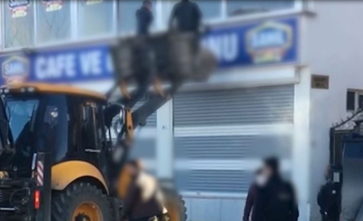 Kahvehaneyi kumar salonuna çevirdiler, polisten kaçmak için derin dondurucuya saklandılar