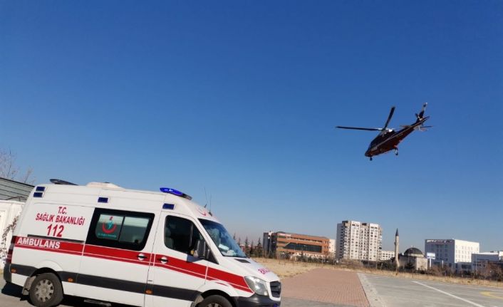 Kalp krizi geçiren yaşlı kadın ambulans helikopterle şehir merkezine getirildi