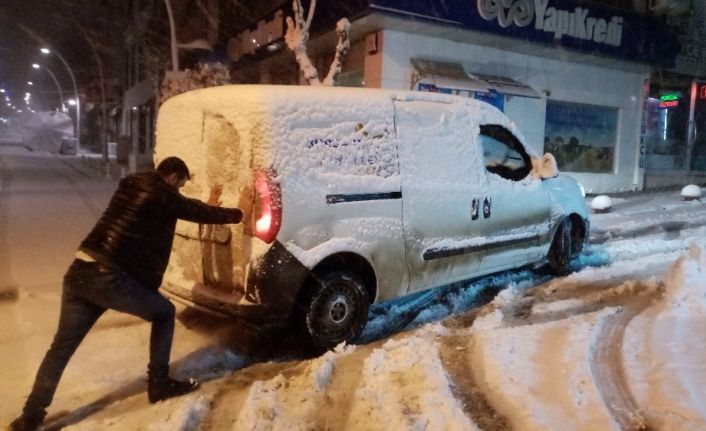 Kar 10 santimetreyi aştı: Araçlar yolda kaldı, iterek kurtarmaya çalıştılar