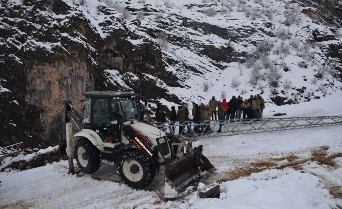 Kar nedeni ile kopan elektrik hatlarının onarılmasına köylüler de yardım etti
