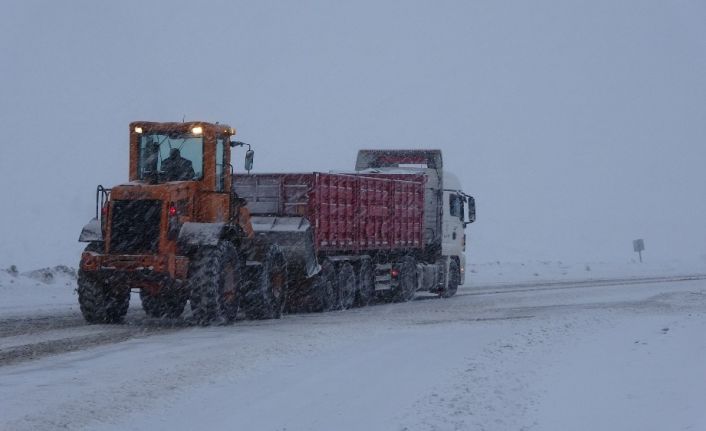 Kar yağışı sürücülere zor anlar yaşattı, yolda kalan tırın yardımına dozer yetişti
