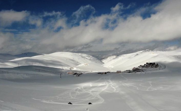 Karlı dağda kartpostallık görüntüler