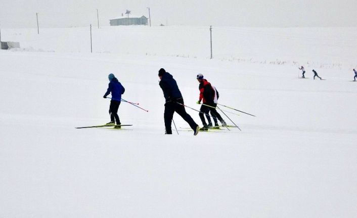Kayaklı koşu sporcuları dondurucu soğuklarda ter dökerek yarışmalara hazırlanıyor