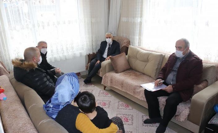 Kaymakam Kanyılmaz, vatandaşın ihtiyaç ve taleplerini evlerinde dinliyor