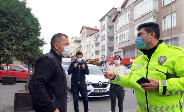 Kendisine çarpan sürücüye tepki gösterdi: "Benim hayatım gitmiş, arabanı çöpe atsan ne olur”