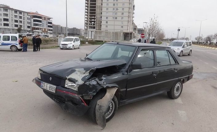Kilis’te 2 otomobil çarpıştı: 3 yaralı