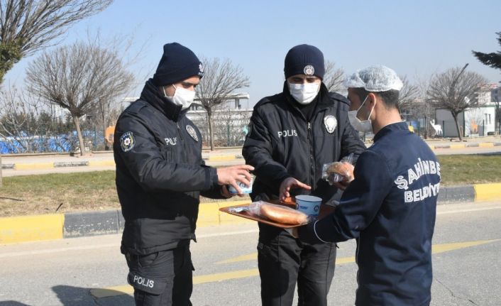 Kısıtlamada görev yapan polislere sıcak çorba ikramı