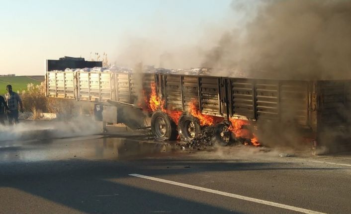 Kömür yüklü tır alev aldı, söndürme çalışmasında araçta patlama meydana geldi