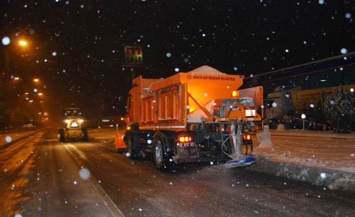 Konya Büyükşehir Belediyesi kar ve buzlanmaya karşı 31 ilçede görev başında