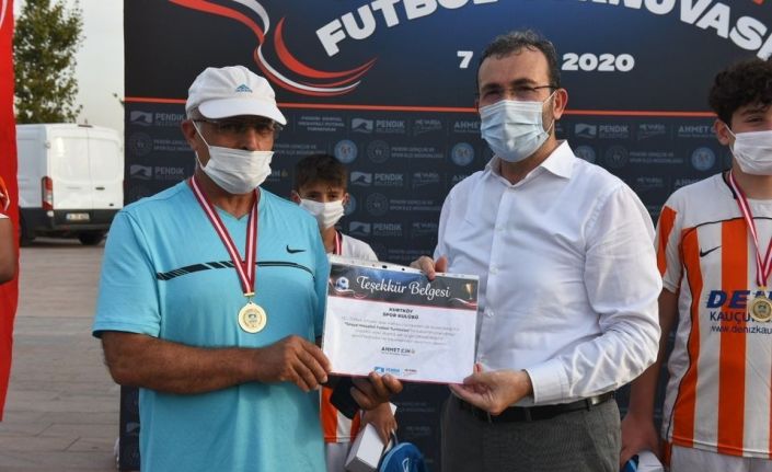 Korona virüs nedeniyle zor günler geçiren antrenörlere 300 bin TL destek