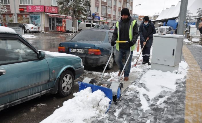 Kütahya’da karla mücadele ekipleri 24 saat esasına göre çalışıyor