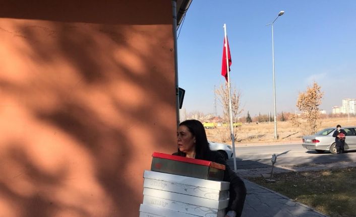 Mahalle muhtarı ihtiyaç sahiplerine kendi cebinden bin 500 çift ayakkabı aldı