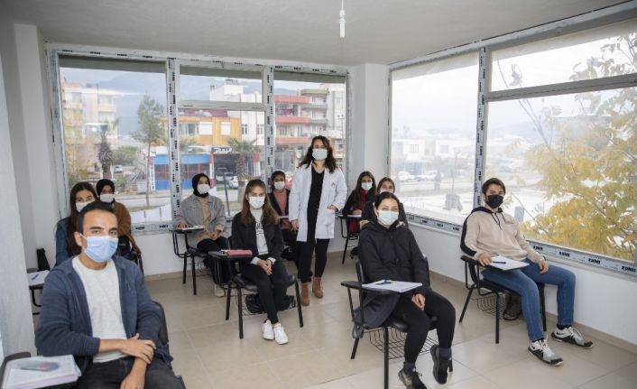 Mersin Büyükşehir Belediyesinin kurs merkezlerinde yüz yüze eğitim başladı