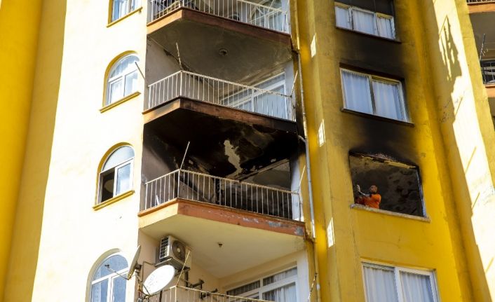 Mersin’de yangında zarar gören ailenin evinde onarım çalışmaları sürüyor