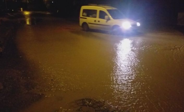 Meteoroloji turuncu kodla uyarmıştı, bir anda bastıran sağanak yolları göle çevirdi
