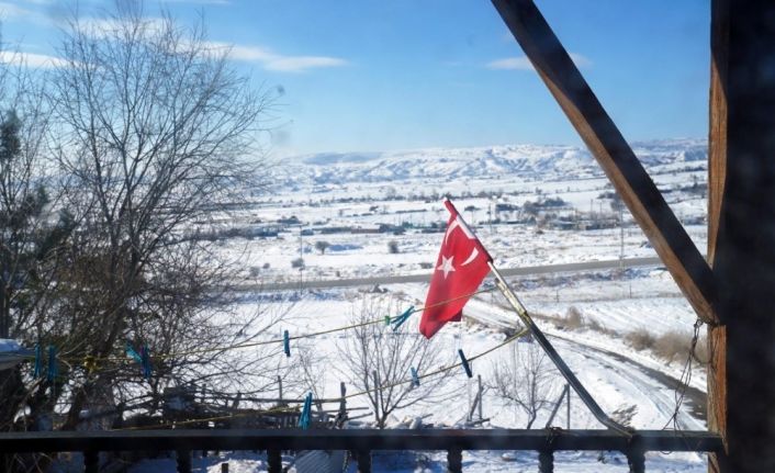 Milli Eğitim Bakanı Selçuk: "Her ev bir okul oldu diyoruz ya geçenlerde gittiğim bir köy evinde gördüm bu kareyi... ’İçeride öğrenciler dersteyse ve evimizin bahçesi de şimdilik okul bahçesi olmuşsa bayrak direği neden olmasın?’ demiş sanki evin sahi
