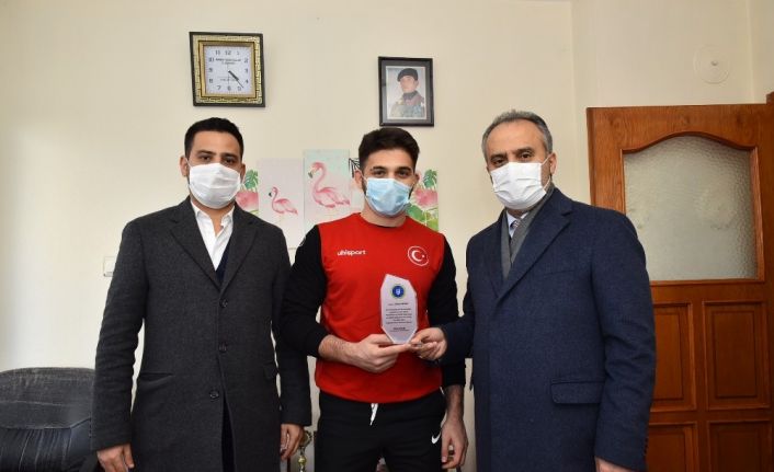 Milli güreşçiye  moral ziyareti