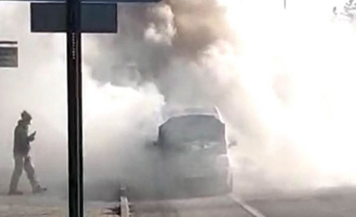 Motor kaputundan dumanlar çıkan araç hareketli anların yaşanmasına neden oldu