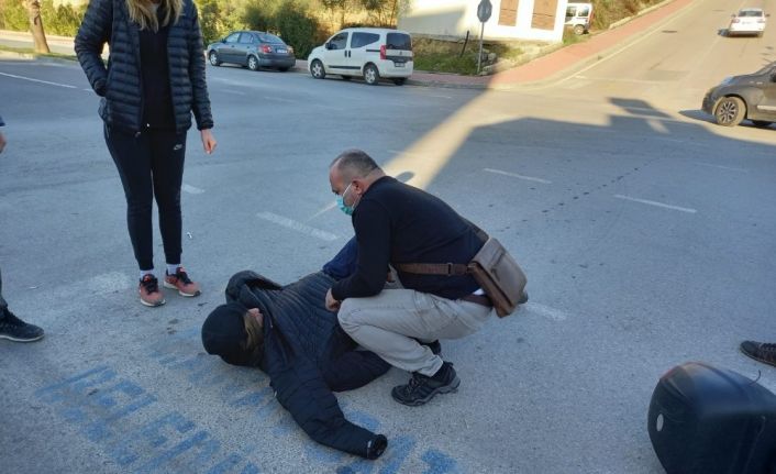 Motosiklet sürücüsünün yaralanmasına sebep oldu, aracından bile inmeden olay yerinden ayrıldı