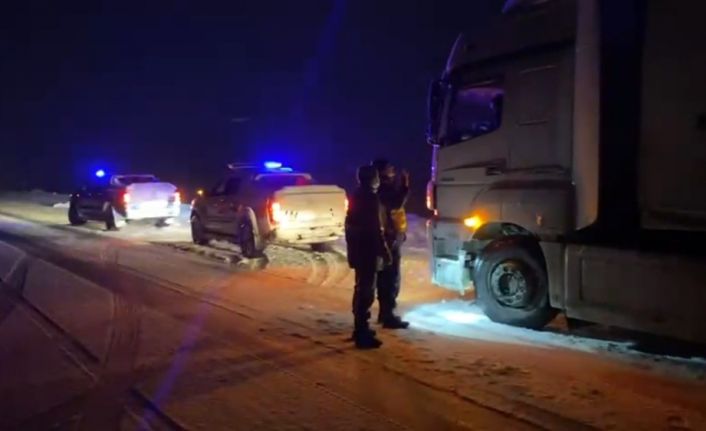 Muş’ta tipi ve fırtınaya yakalanan sürücülerin imdadına jandarma yetişti