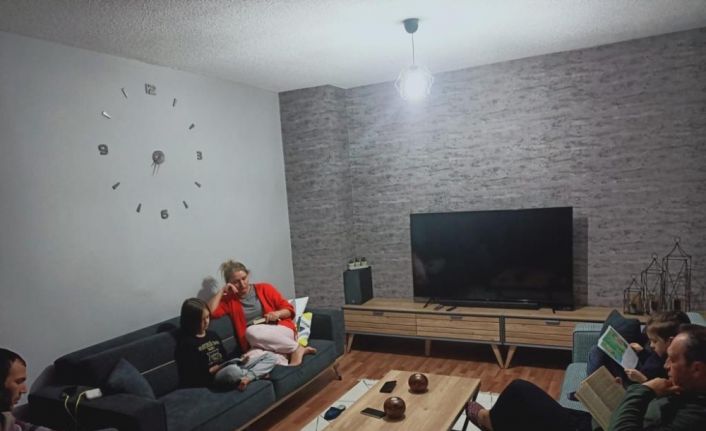 Öğrenci ve veliler "Ekrana uzak kitaba yakın" projesiyle kitap okuyor