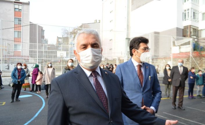 Okulda bayrak törenine katılan Vali: “Bu yalnızlık bizi hüzünlendiriyor”