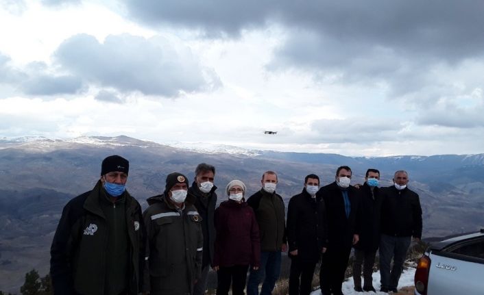 Olur’da yaban hayatı koruma amaçlı doğaya yem ve ot bıraktılar