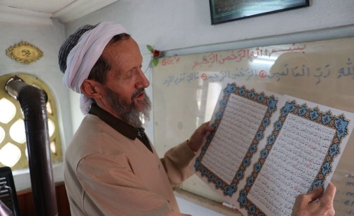 Önce ’Dertleniyor’ dediği bakana daha sonra Cumhurbaşkanına elleriyle Kur’an-ı Kerim yazdı