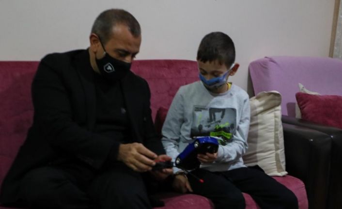 Ordu Valisi, bu kez 3 kitap yazar engelli genci sevindirdi