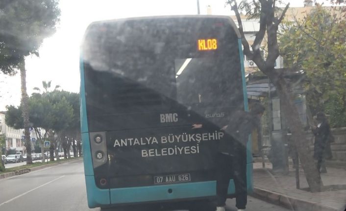 Otobüsün arkasına takılan patenli genç şoförün elinden zor kurtuldu