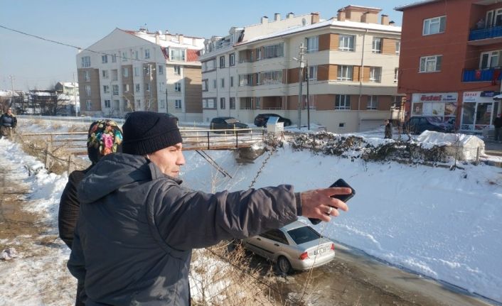 Otomobilin kanala düştüğü kazada sürücünün eşi el frenini çekince olay ucuz atlatıldı