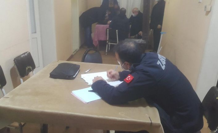 Oyun salonuna çevrilen eve polis baskını