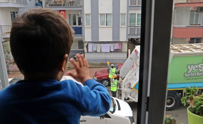 (ÖZEL) 2,5 yaşındaki Yusuf ile çöp kamyonu personelinden yürekleri ısıtan ‘selamlaşma’ dersi