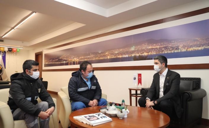 (Özel) Belediye işçilerinden örnek davranış: Yolda buldukları para dolu zarfı yetkililere teslim ettiler