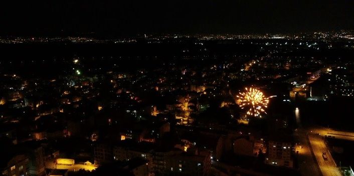 (Özel) Bursalılar yeni yıla havai fişekler ve magandaların silahlarını ateşlemesiyle girdi