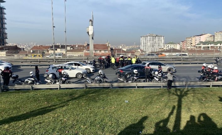 (Özel) E-5 Karayolu’nda kaza geçiren motosikletli polisin yardımına meslektaşları koştu