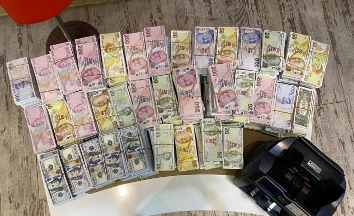 Özel görüntülerini ele geçirdikleri kadına şantaj yapmışlardı, hakim karşısına çıkartıldılar