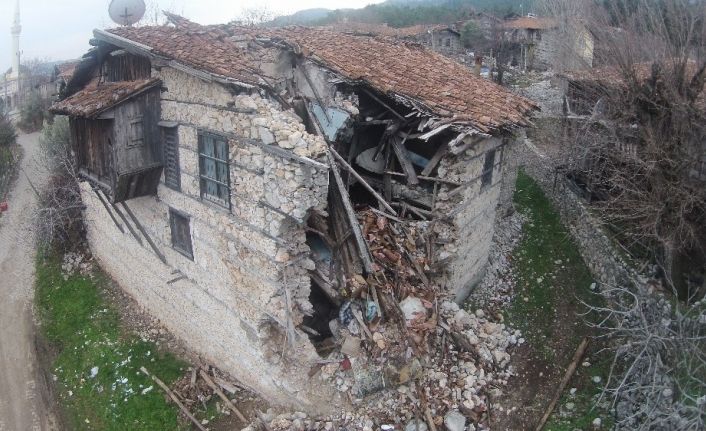 (Özel) Koruma altındaki tarihi düğmeli evler tek tek yok oluyor