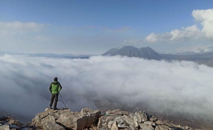 (Özel) Rahva Ovası’nın ve Atatürk Dağı’nın sis altındaki muhteşem görüntüsü